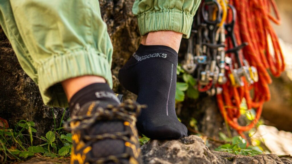 Outdoor Produktfotografie von Klettersocken, die die Funktionalität und das Design dieser spezialisierten Socken für Bergsteiger und Kletterer in der natürlichen Umgebung zeigt.