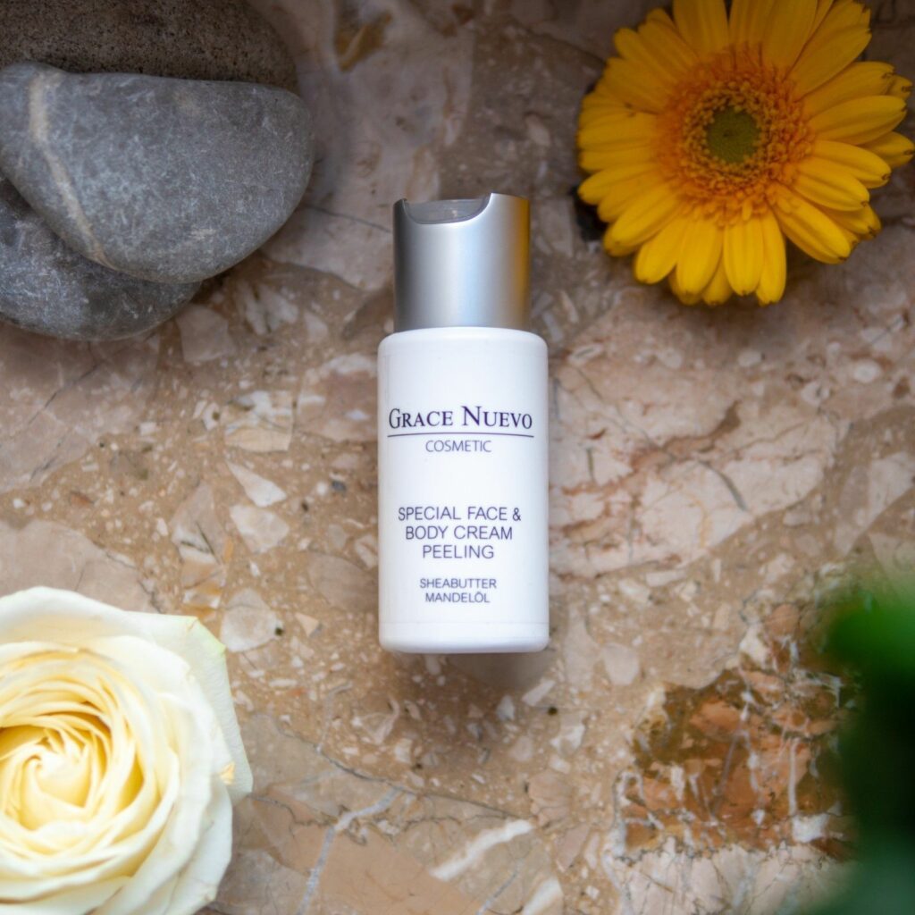 Eine hochwertige Aufnahme eines Beauty-Produkts, das in stilvollem Licht und mit klarer Detailtreue präsentiert wird, ideal für Marketing und Werbung.