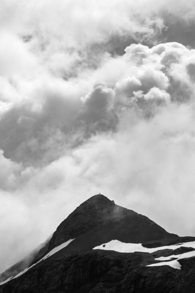 Eine beeindruckende Landschaftsfotografie, die weite Landschaften, Berge, Wälder oder Gewässer in natürlicher Schönheit einfängt.