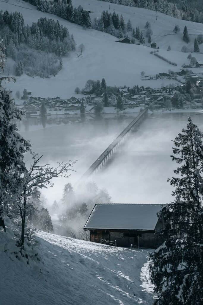 Eine malerische Aufnahme einer Brücke in Einsiedeln, eingebettet in eine atemberaubende Naturkulisse, die die Schönheit der Region perfekt widerspiegelt.