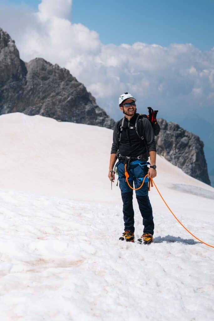 Ein Bergsteiger auf einem Gletscher unterwegs zum Clariden, umgeben von beeindruckender hochalpiner Landschaft und endlosem Eis.