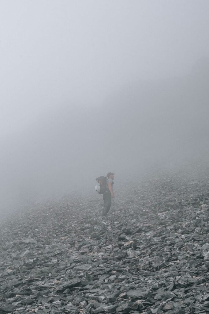 Faszinierende Aufnahme eines Bergsteigers beim Aufstieg auf den Clariden, umgeben von beeindruckender Gletscherlandschaft und hochalpinem Terrain.