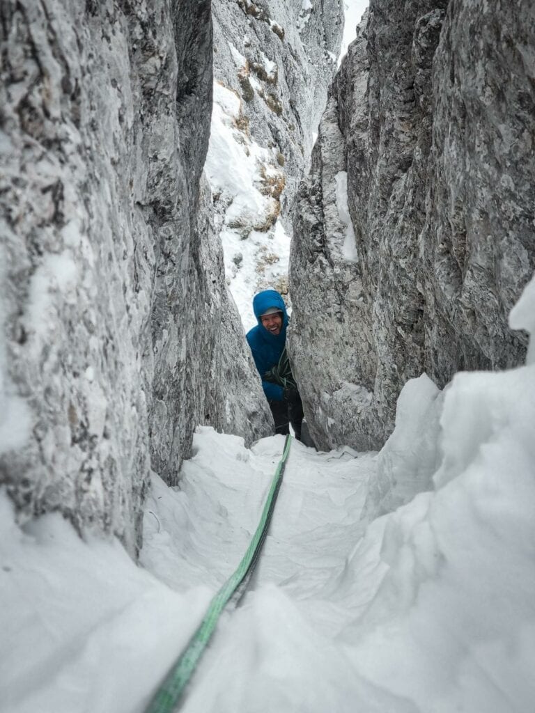 Ein fesselndes Outdoorfoto, das die Emotionen und Spannung perfekt einfängt. Ideal für Sport- und Fotografie-Enthusiasten.